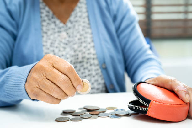 Une femme qui compte de la monnaie